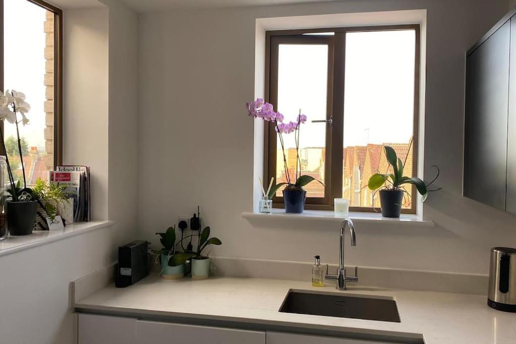 London Luxe: Stylish Studio Exterior foto